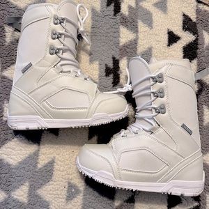 Chamonix snowboarding boots size 8.5 in woman’s!:)